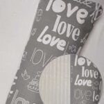 Сірий фон з білими написами "Love" та плюш шарпей бежевий.