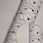 Білий фон із рожевими та фіолетовими зірками та плюш шарпей бежевий.