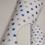 Білий фон із блакитними та сірими зірками та плюш шарпей бежевий.