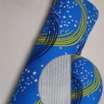 Синій фон із жовтими та білими зірками та плюш шарпей світло-сірий.