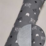 Сірий фон із котиками та написами і плюш шарпей світло-сірий.