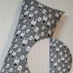 Сірий фон із зайчиками і написами та плюш шарпей бежевий.