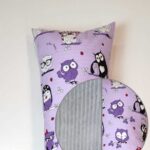 Фіолетовий фон із совами та плюш шарпей світло-сірий.